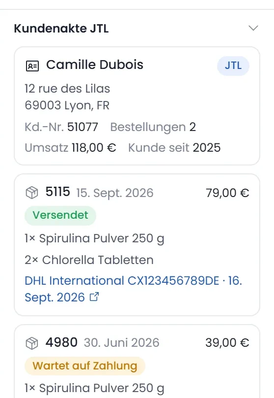 Kundenakte aus JTL-Wawi im Talkward-Posteingang: Adresse, Kundennummer, Umsatz, zwei Aufträge mit Status und DHL-Sendungsnummer.