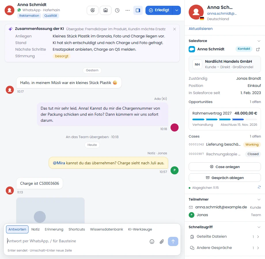 Talkward-Posteingang mit WhatsApp-Gespräch und Salesforce-Karte daneben